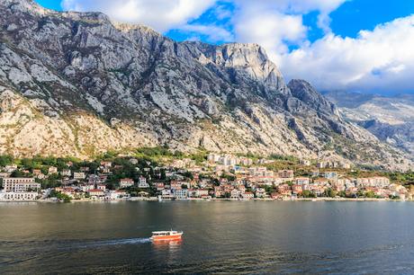   Haz un paseo en barco por la bahía de Kotor