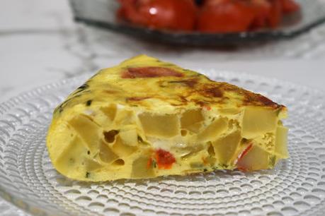 Tortilla de patatas y pimientos rojos con queso de cabra