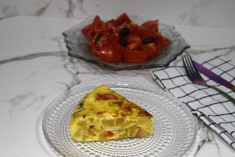 Tortilla de patatas y pimientos rojos con queso de cabra