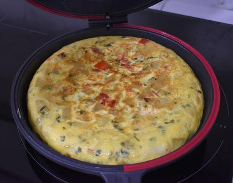 Tortilla de patatas y pimientos rojos con queso de cabra