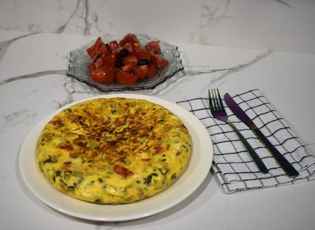 Tortilla de patatas y pimientos rojos con queso de cabra