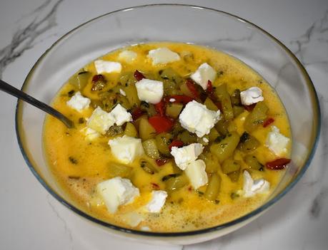 Tortilla de patatas y pimientos rojos con queso de cabra