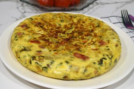 Tortilla de patatas y pimientos rojos con queso de cabra