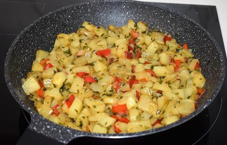 Tortilla de patatas y pimientos rojos con queso de cabra