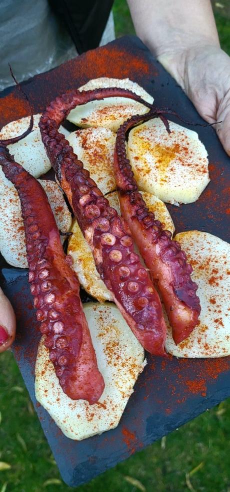 Pulpo a la gallega cocido y pasado por la plancha