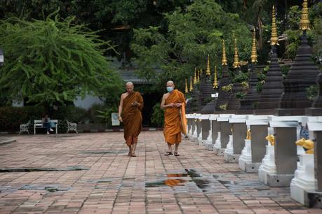 monjes en chiang mai