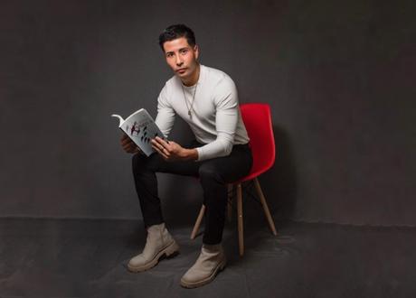 Lucas Esparza: «Una novela de amor debe mantenernos en la duda de si los protagonistas terminarán juntos»