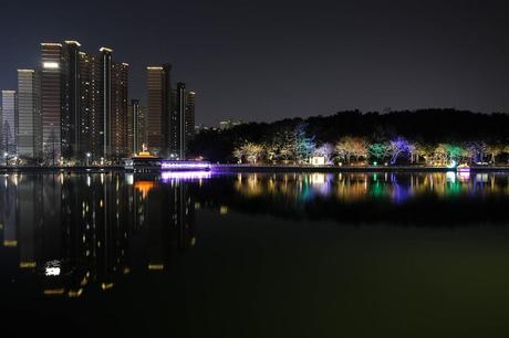 Lago Yongji en la noche