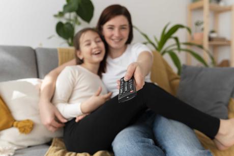 mama-viendo-television-sus-hijos