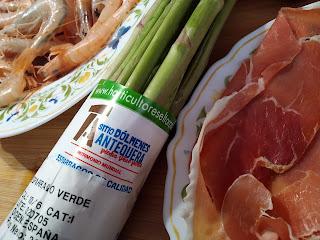 REVUELTO DE ESPÁRRAGOS VERDES CON GAMBAS BLANCAS, HUEVO Y JAMÓN SERRANO