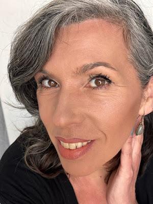 Recreando tendencias de maquillaje 2023 (III): Párpados iridiscentes