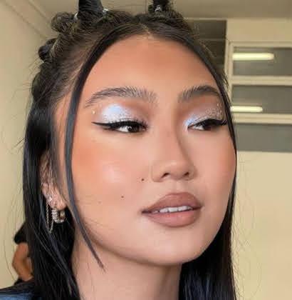 Recreando tendencias de maquillaje 2023 (III): Párpados iridiscentes Recreando tendencias de maquillaje 2023 (III): Párpados iridiscentes