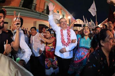 LLUVIA Y CALENDA OAXAQUEÑA RECIBEN A MARCELO EBRARD