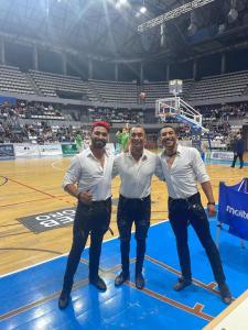 Una actuación de circo se cuela en un partido de Basket!