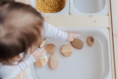 Cómo enseñar el Método Montessori en casa niño jugando con material montessori