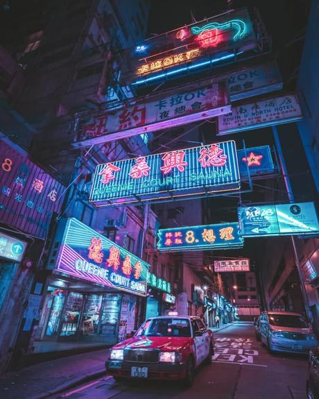 Los 5 barrios que visitar durante tu estancia en Hong Kong West Kowloon_the Charm_Neon light_2_9x16_redimensionado