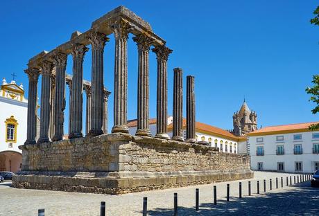 22 atracciones turísticas mejor valoradas en Portugal Templo romano con la Catedral de Evora en la distancia