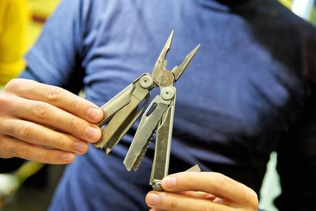 Lista de verificación para acampar: equipo, alimentos y otros elementos esenciales Multiherramienta, una herramienta para acampar muy útil