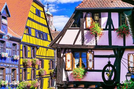 Colorido pueblo de Riquewihr en la región de Alsacia de Francia