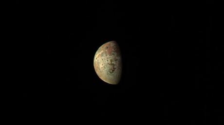 Juno se acerca a la luna de Júpiter Io