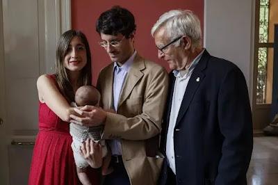 El alcalde de València celebra su primer 'bautizo civil'. El alcalde de València celebra su primer 'bautizo civil'.