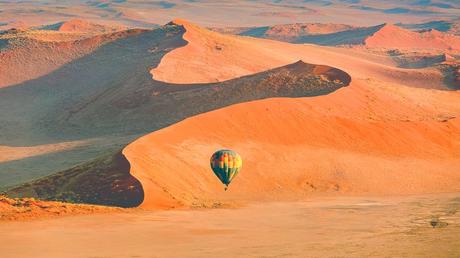 Globo de aire caliente sobre las dunas del desierto de Namib en Sossusvlei