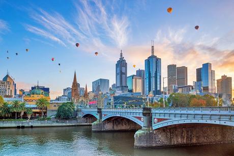 Globos de aire caliente sobre Melbourne al atardecer