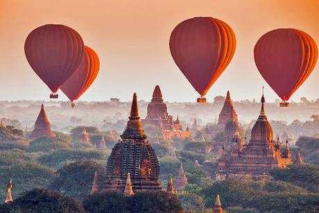 Globos de aire caliente sobre los templos de Bagan, Myanmar