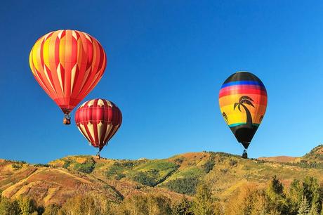 Globos de colores sobre Park City, Utah