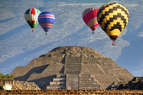 Globos sobre la Pirámide de la Luna, Teothihuacan