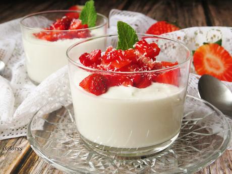 Mousse de coco con fresas