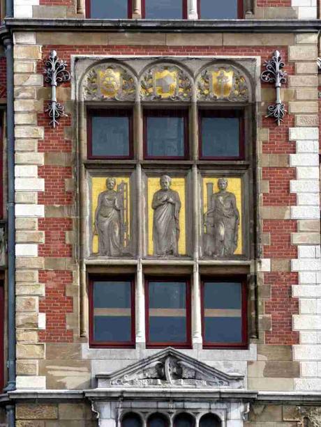 El Teorema de Pitágoras en la Estación de Ámsterdam El Teorema de Pitágoras en la Estación de Ámsterdam