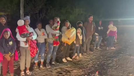 (video) 49 migrantes secuestrados rescatados en operativo conjunto en Nuevo León