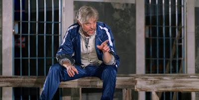 Trato De Favor. De Zarzuelas,  Mocatrices Y La Cofradía De La Perpetua Indignación.