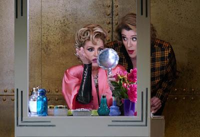 Trato De Favor. De Zarzuelas,  Mocatrices Y La Cofradía De La Perpetua Indignación.