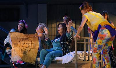 Trato De Favor. De Zarzuelas,  Mocatrices Y La Cofradía De La Perpetua Indignación.