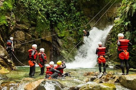 10 atracciones turísticas mejor valoradas en Ecuador Un grupo en un viaje de barranquismo en el Parque Nacional Llanganates cerca de Tena