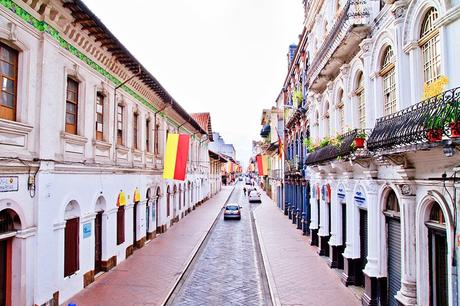 Calle de Cuenca con banderas del festival