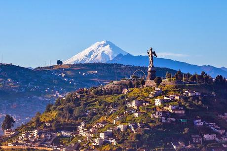 Estatua de El Panecillo con el volcán Cotopaxi en la distancia