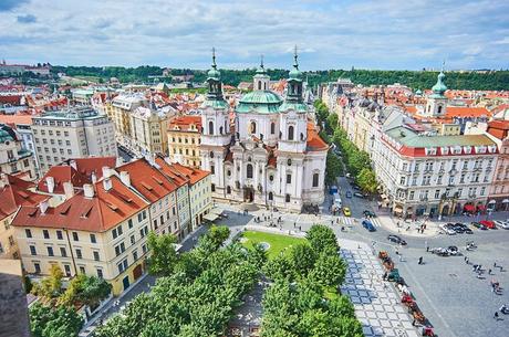 Vista aérea de la calle Parizska y la iglesia de San Nicolás