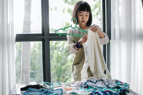 niña ordenando su ropa