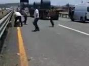 (video)Rapiña Carretera arriesgan vidas jabón tras accidente camión