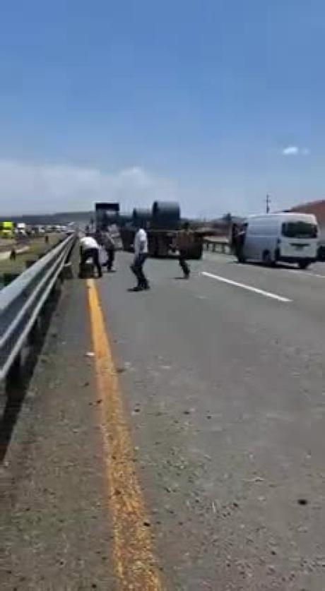 (video)Rapiña en Carretera 57: arriesgan vidas por jabón tras accidente de camión