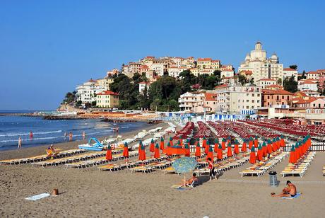 Riviera italiana: las 10 playas más bellas de Liguria Playas más bellas de Liguria: Playa de la ciudad de Imperia