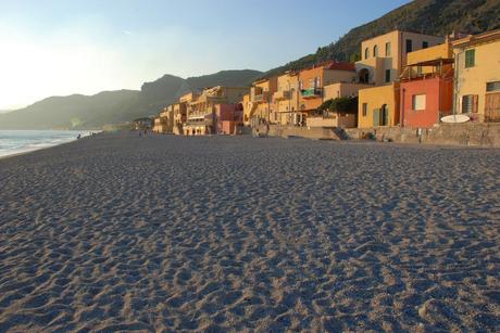 Riviera italiana: las 10 playas más bellas de Liguria Playas más bellas de Liguria: playa de arena en el pueblo de Varigotti