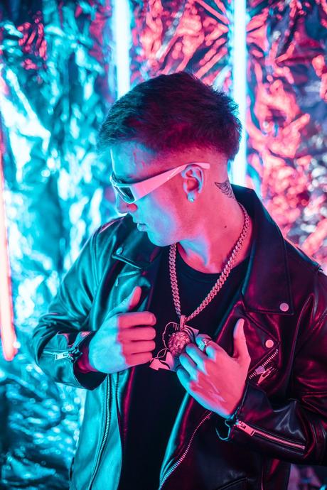 El reconocido influencer Diego Llamazares lanzó su nuevo single «Me enamoré” PHOTO-2023-05-18-00-04-49