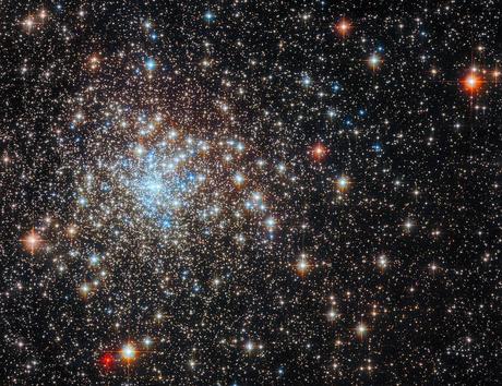 Hubble se asoma a un cúmulo estelar brillante