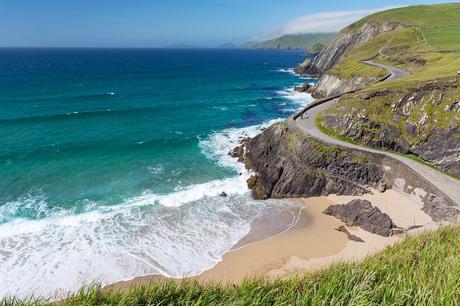 17 atracciones turísticas mejor valoradas en Irlanda Playa con acantilado entre Slea Head y Dunmore Head en la península de Dingle