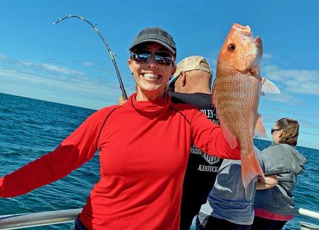 Autor Anietra Cesto con un pargo rojo