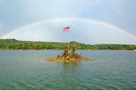Arco iris sobre el lago del río Nolin
